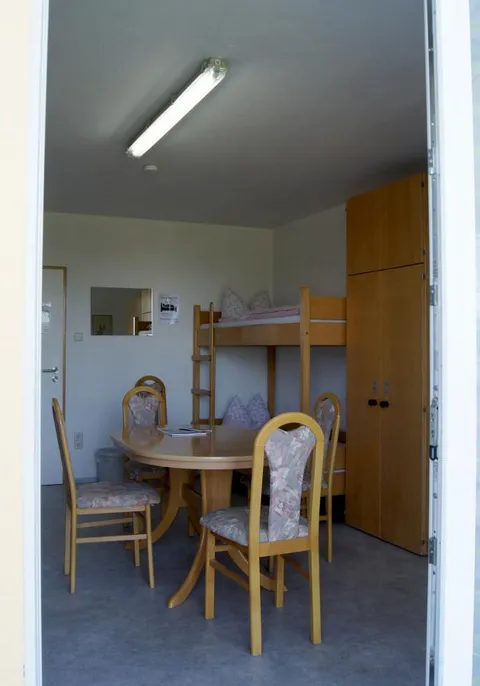 Zimmer mit Sitzecke und Etagenbett