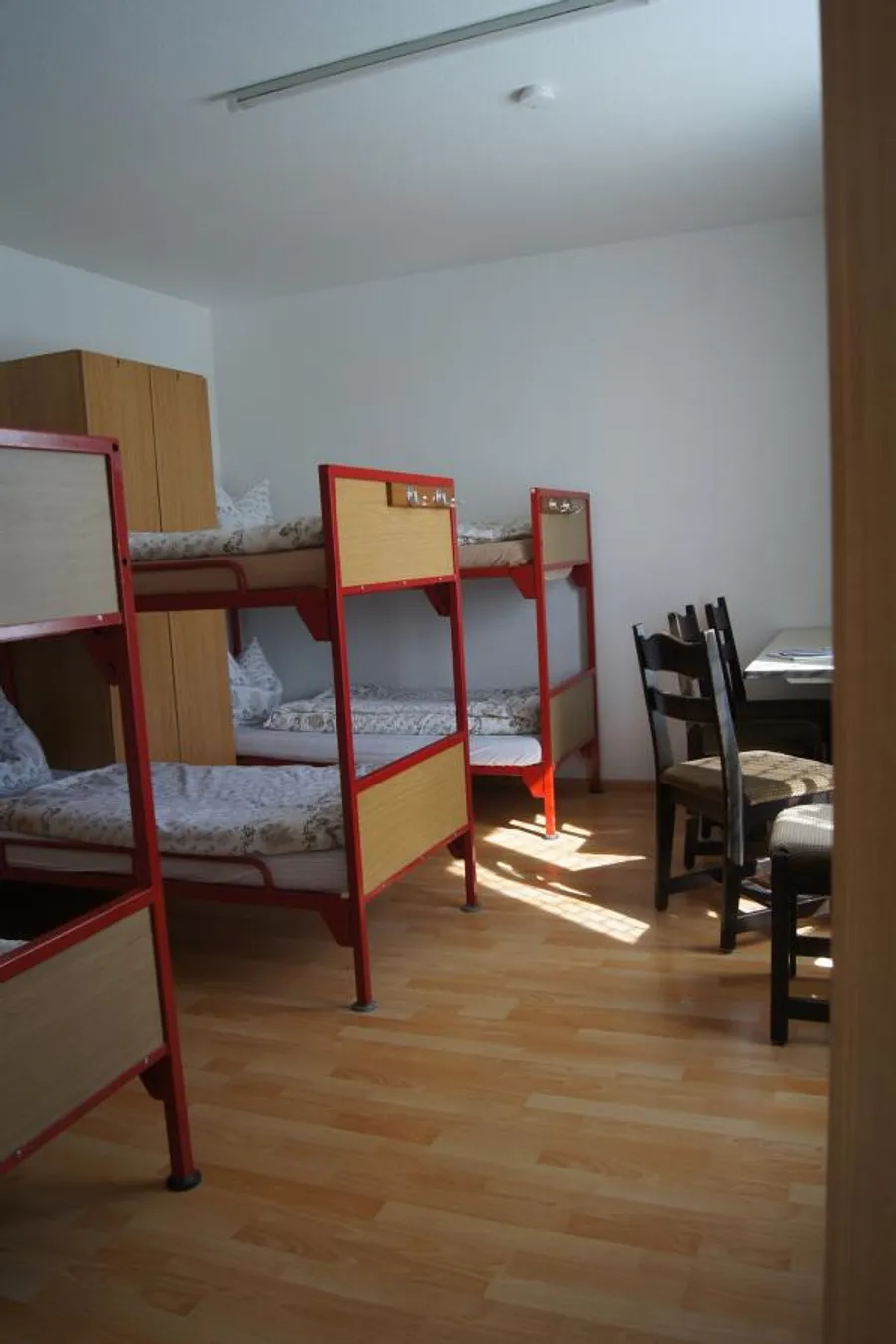 Gästehaus Mehrbettzimmer mit roten Etagenbetten